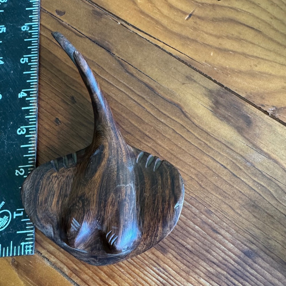 Hand Carved Ironwood Stingray Sculpture Nautical Manta Ray Figurine Wood Art 6in - Picture 4 of 4